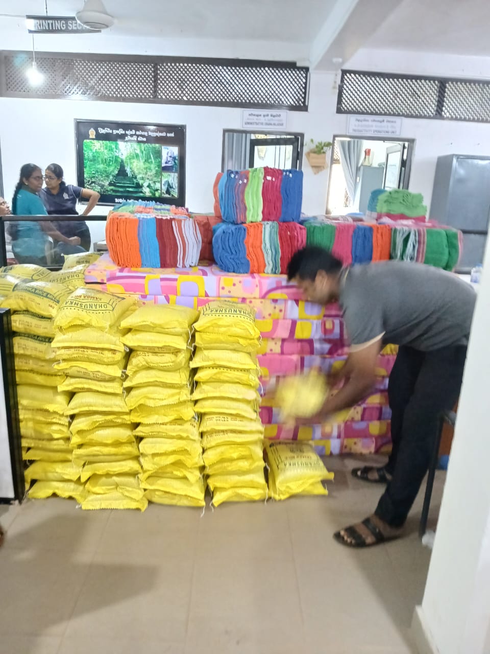 ගං වතුර සහනාධාර ලබාදීම.